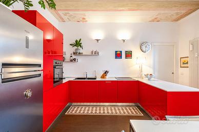 Cucina con penisola + elettrodomestici e tavolo
