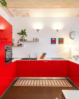 Cucina con penisola + elettrodomestici e tavolo