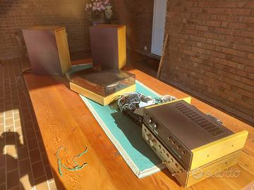 Stereo vintage con piatto e casse