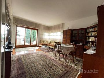 Appartamento di 150 m² con 5 locali e box auto a S