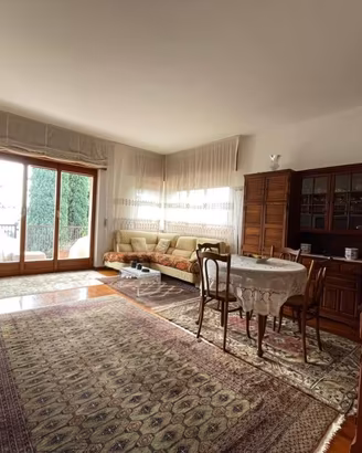 Appartamento di 150 m² con 5 locali e box auto a S