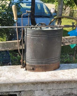 Pompa irroratrice in rame vintage