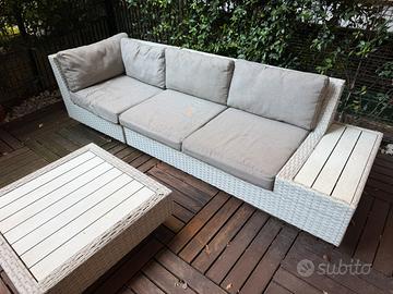 Divano e tavolo da giardino