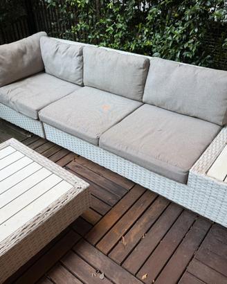 Divano e tavolo da giardino