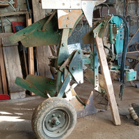 Trattore agricolo Ford 4000 con aratro e arpice