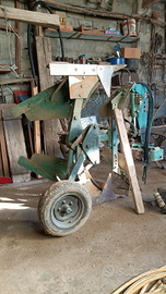 Trattore agricolo Ford 4000 con aratro e arpice