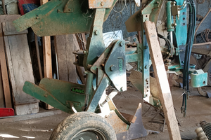 Trattore agricolo Ford 4000 con aratro e arpice