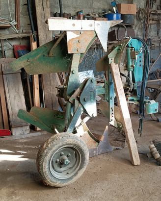 Trattore agricolo Ford 4000 con aratro e arpice