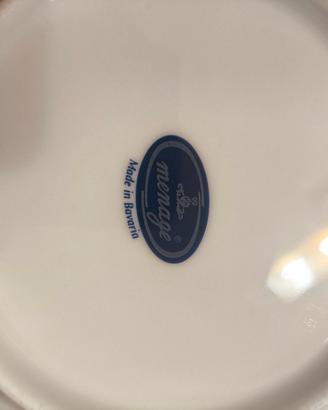 Completo piatti bicchieri e tazze