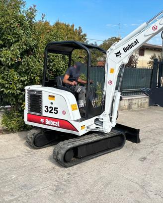 E152 Escavatore 25Q Bobcat 325