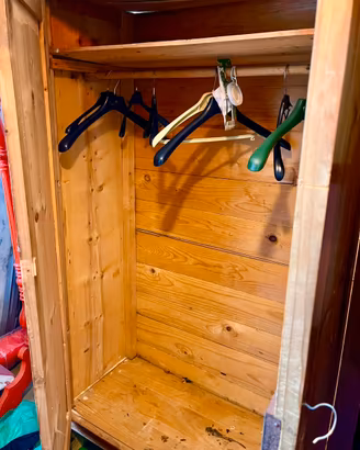 Vecchio armadio in legno da sistemare