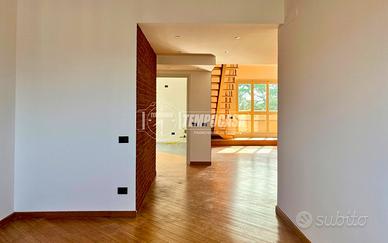 ATTICO SU DUE LIVELLI CON BALCONI, TERRAZZO, BOX E