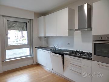 Tricamere biservizi parzialmente arredato