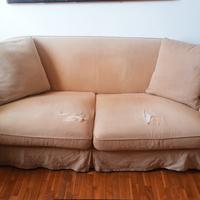 Divano beige 2/3 posti di “La Maison Coloniale”