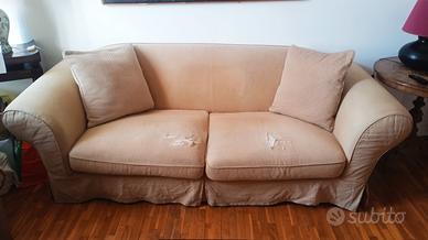 Divano beige 2/3 posti di “La Maison Coloniale”