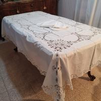 tovaglia bianca ricamata