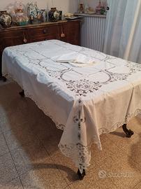 tovaglia bianca ricamata