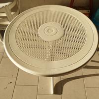 Tavolino in plastica da esterno con sedie