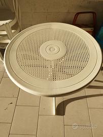 Tavolino in plastica da esterno con sedie