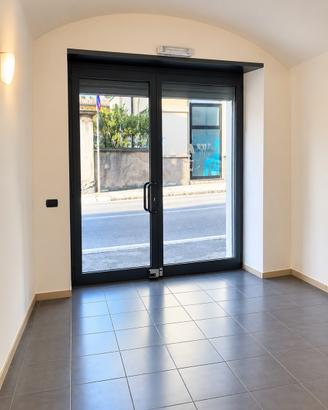 NEGOZIO 24 MQ  RISTRUTTURATO  PARCHEGGIO INTERNO