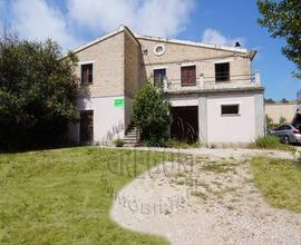 casa singola da ristrutturare con giardino