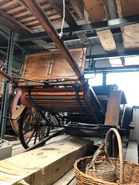 Antico calesse ruote in legno