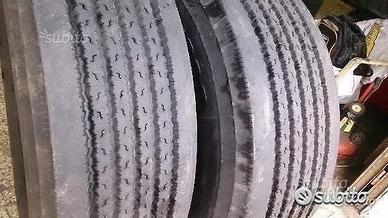 Coppia di pneumatici usati 385 65 22,5 bf go0drich