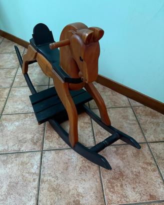 Cavallino in legno massiccio per bambini