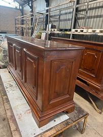 Coppia di credenze in legno massiccio