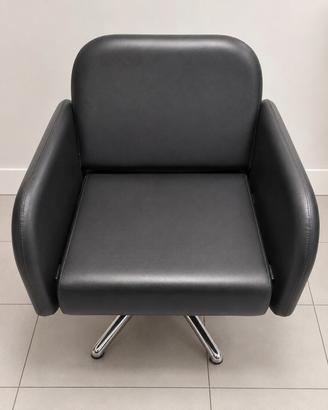 Poltrona nera da ufficio o sala d’attesa