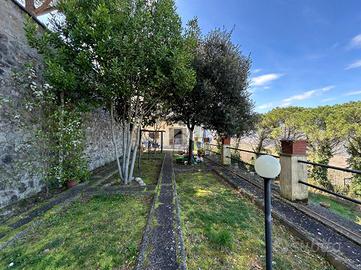 2 LOCALI A CASTEL VISCARDO
