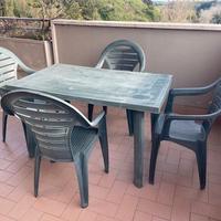 Tavolo e sedie da esterno
