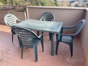 Tavolo e sedie da esterno