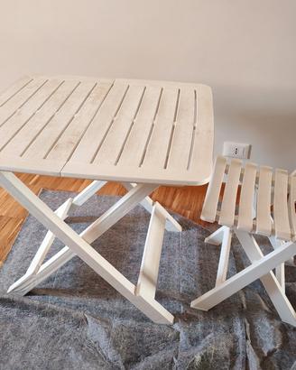 tavolino balcone e sedia in plastica bianca
