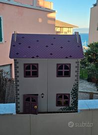 Casa delle  bambole in legno.
