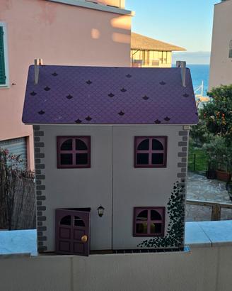 Casa delle  bambole in legno.