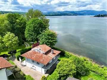 VILLA PIEDS DANS L'EAU