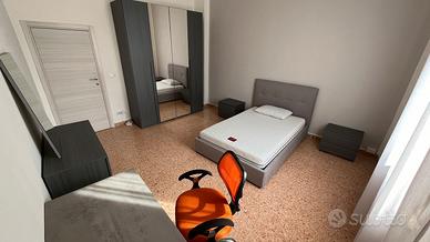 Ampia e luminosa stanza doppia/singola