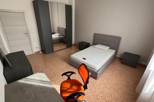 Ampia e luminosa stanza doppia/singola