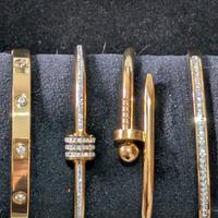 set di bracciali rigidi in acciaio placcato oro