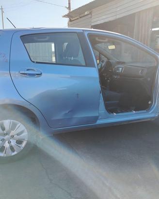 RICAMBI USATI AUTO TOYOTA Yaris Serie 612140D120 1