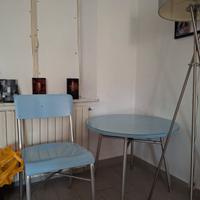 tavolino e sedie azzurre modernariato anni 80