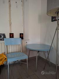 tavolino e sedie azzurre modernariato anni 80