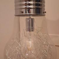 Lampadario a forma di LAMPADINA