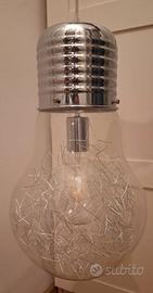 Lampadario a forma di LAMPADINA