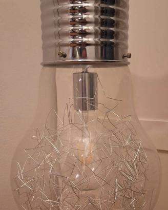 Lampadario a forma di LAMPADINA