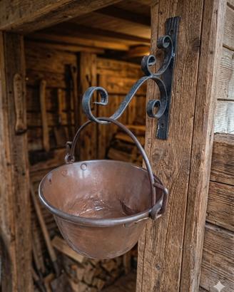 padella rame con mensola ferro vintage