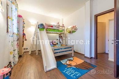 Cameretta con scivolo e letti a castello