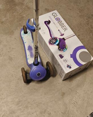 Monopattino tre ruote Globber viola con luci