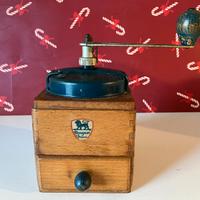 Vecchio macinino da caffe’ Peugeot